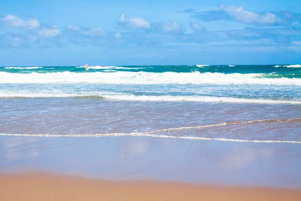 Surfistas en las olas en el mar — Foto de Stock