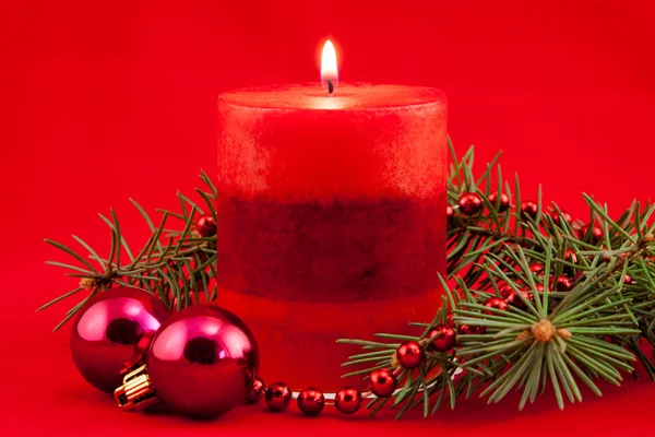 Candela rossa con albero di Natale — Foto Stock