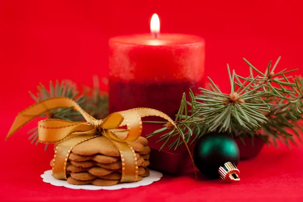 Rode kaars met kerstboom — Stockfoto