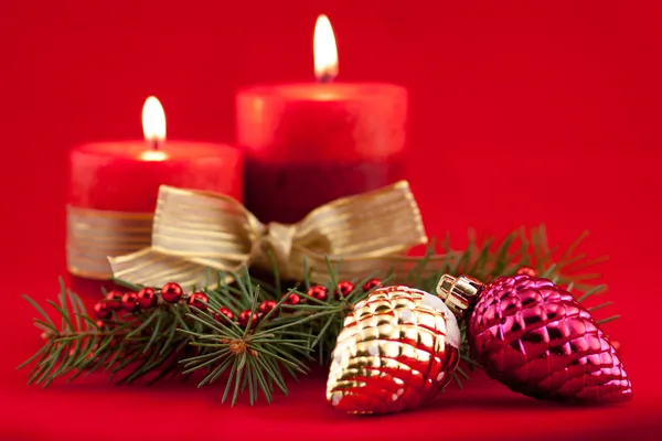Rote Kerze mit Weihnachtsbaum — Stockfoto