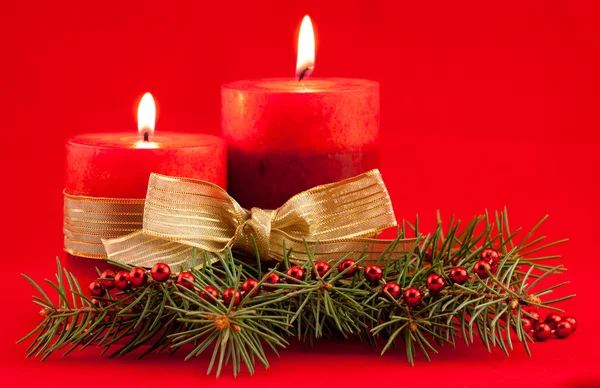Červená svíčka s vánoční strom — Stock fotografie