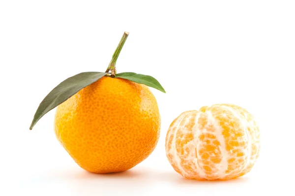 Mandarin eller tangerine med blad och skalade en — Stockfoto