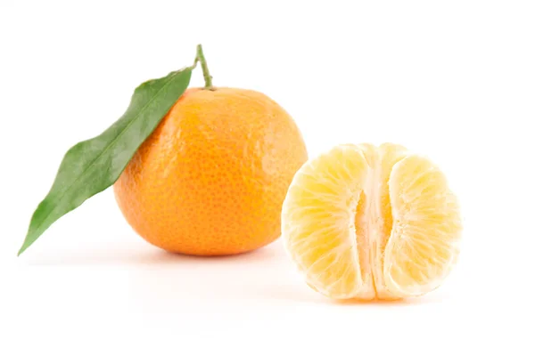 Mandarinky nebo mandarinky s listy a jeden oloupaný — Stock fotografie
