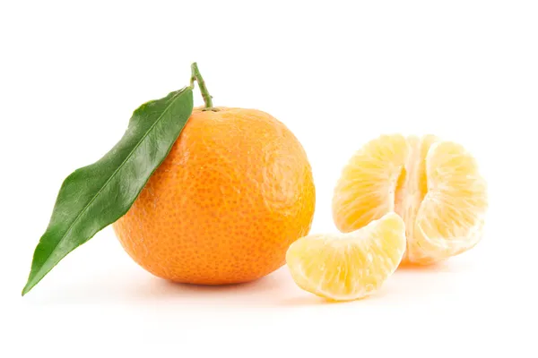 Mandarin or tangerine with leaves and peeled one — Stock Photo, Image