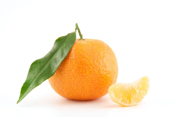 Mandarim ou tangerina com folhas e descascada — Fotografia de Stock