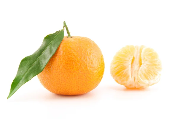 Mandarina o mandarina con hojas y pelada — Foto de Stock