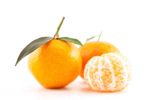 Mandarin or tangerine with leaves and peeled one — Stock Photo, Image