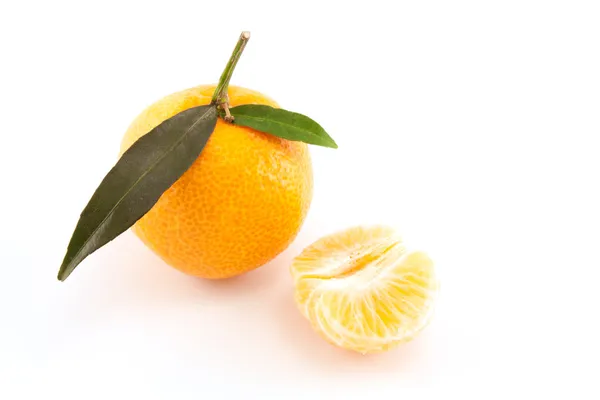 Mandarin or tangerine with leaves and peeled one — Stock Photo, Image