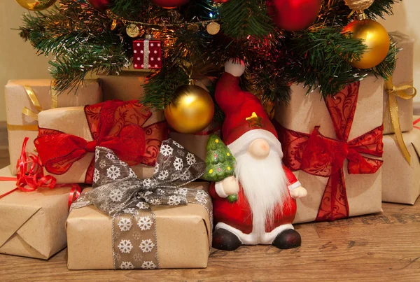 Regalos de Navidad bajo el árbol — Foto de Stock