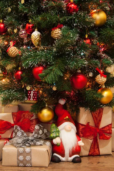 Árbol de Navidad con regalos bajo — Foto de Stock