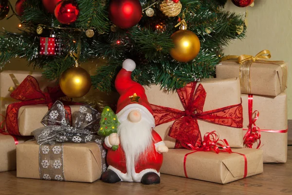 Regali di Natale sotto l'albero — Foto Stock