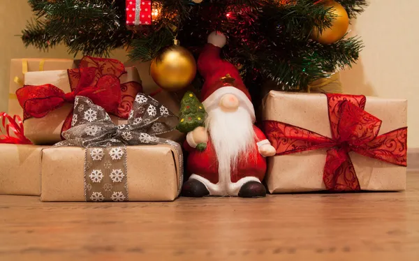 Regalos de Navidad bajo el árbol — Foto de Stock