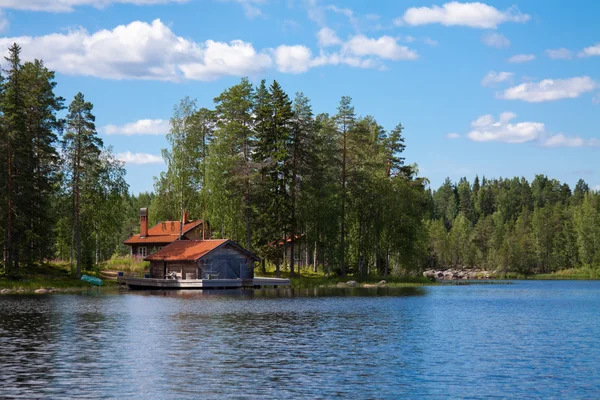 Lago azul com casa rural — Fotografia de Stock