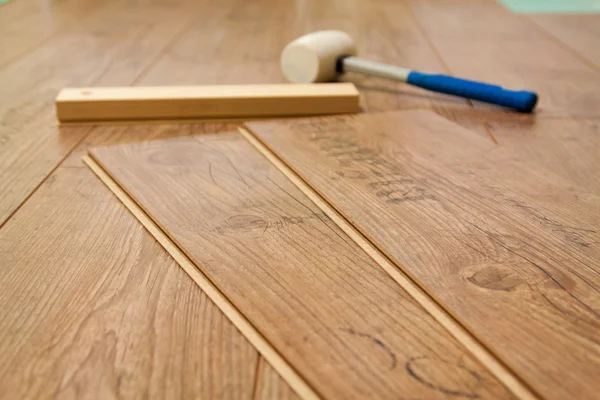 Piso laminado e ferramentas utilizadas — Fotografia de Stock