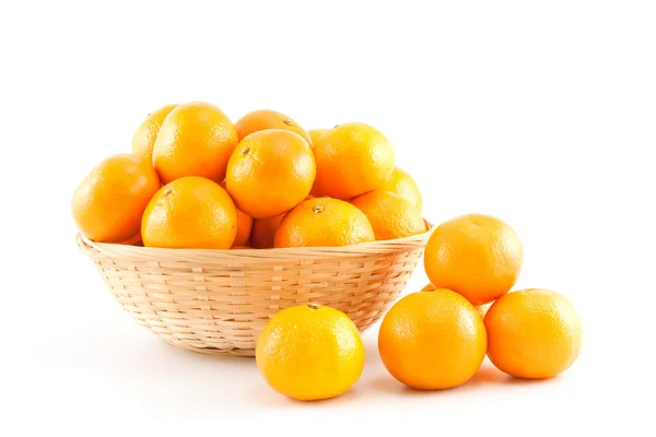 Mandarinas dentro y fuera de la cesta — Foto de Stock