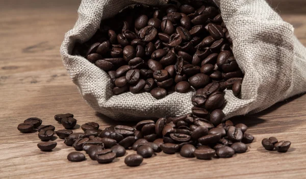 Kaffeebohnen in einer Tüte — Stockfoto