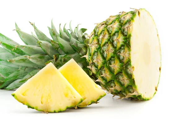 Halve ananas en segmenten op een witte achtergrond — Stockfoto