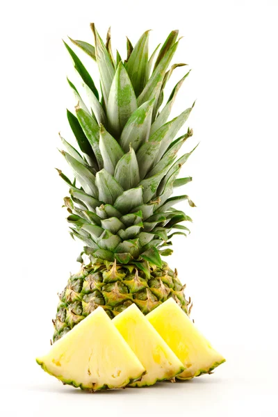 Halbe Ananas und Scheiben auf weißem Hintergrund — Stockfoto