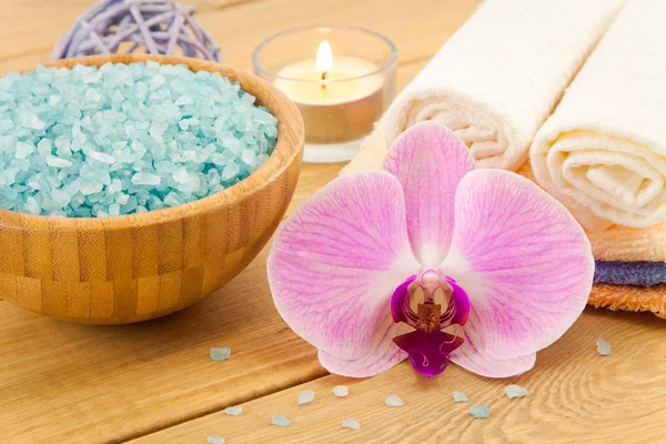Spa Treatment with pink flower, towels and sea salt — Stock Photo, Image