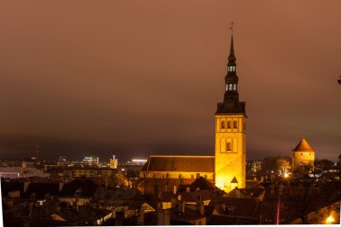 Tallinn gece eski kasaba görünümü
