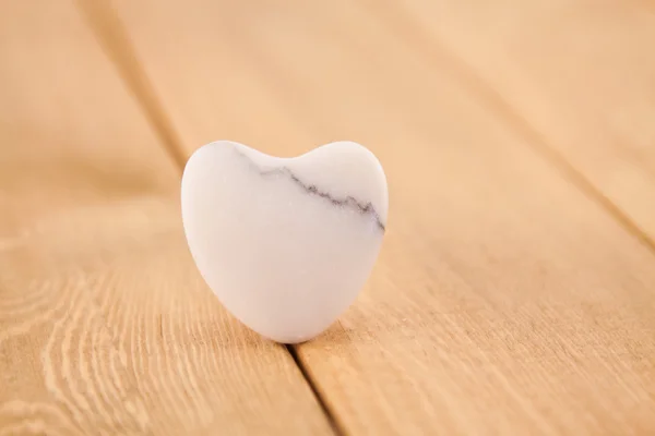 Beyaz taş kalp — Stok fotoğraf