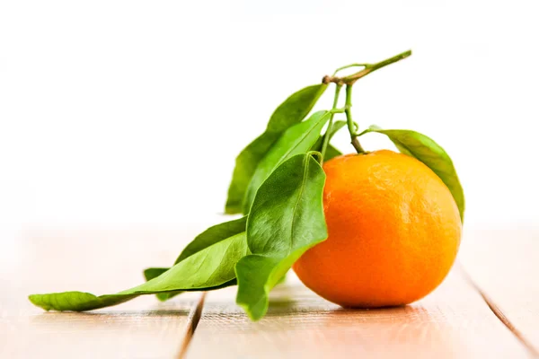 Mogen mandarin med blad — Stockfoto
