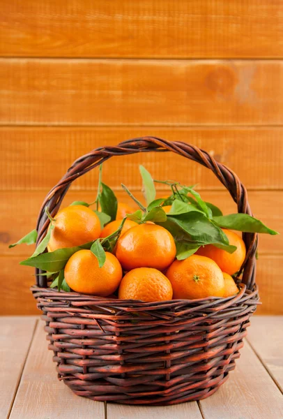 Ripe tangerines with leaves in a basket — Stock Photo, Image