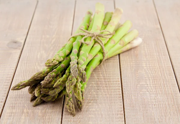 Feixes de espargos verdes maduros — Fotografia de Stock