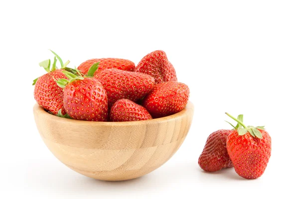 Reife rote Erdbeeren in einer Schüssel — Stockfoto