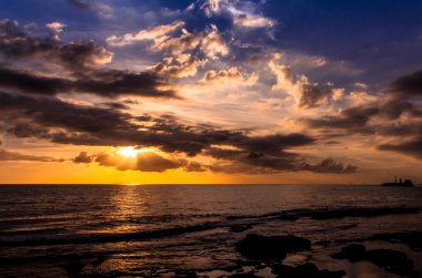 Denizin üzerinde gün batımı