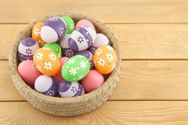 Huevos de Pascua en cesta —  Fotos de Stock