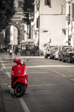 İtalya sokakta Retro kırmızı scooter 
