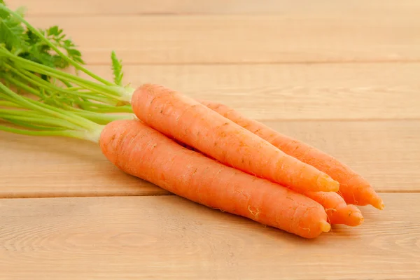 Fresh organic carrots with their tops — Stock Photo, Image