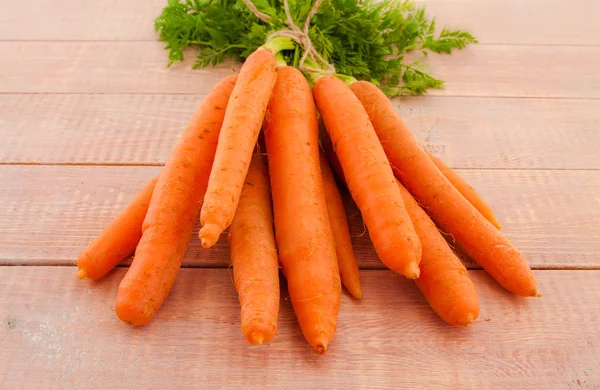 Φρέσκα βιολογικά καρότα με κορυφές τους — Φωτογραφία Αρχείου
