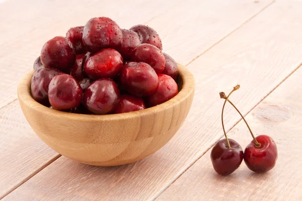 Cuenco con cerezas rojas maduras — Foto de Stock