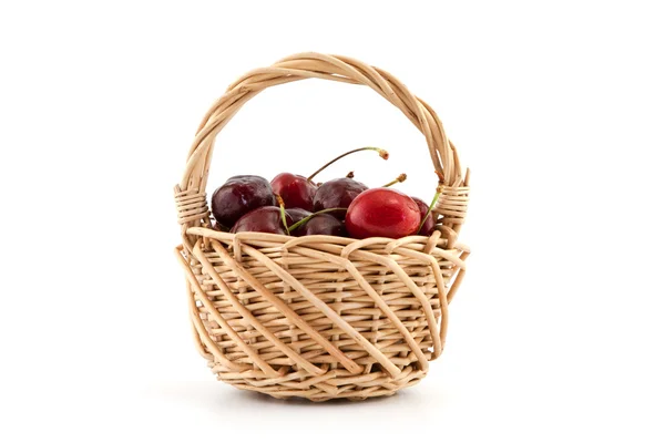 与成熟的红樱桃的篮子 — 图库照片