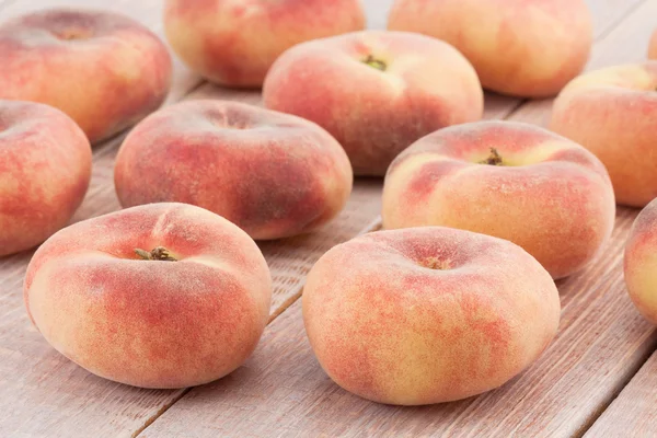 Ripe juicy chinese flat peaches — Stock Photo, Image