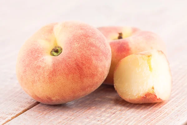 Ripe juicy chinese flat peaches — Stock Photo, Image