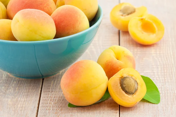 Fresh peaches on wooden table — Stock Photo, Image