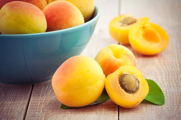 Fresh peaches on wooden table — Stock Photo, Image