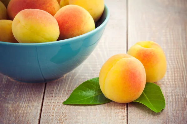 Fresh peaches on wooden table — Stock Photo, Image