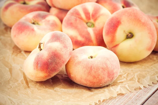 Ripe juicy chinese flat peaches — Stock Photo, Image