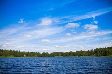 mavi gökyüzü bulutlu su üzerinde