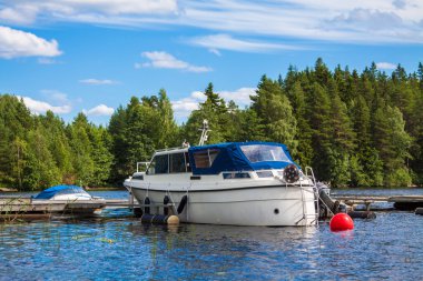 Mavi Göl rıhtım üzerinde beyaz tekne