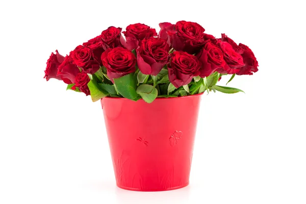 Bouquet di rose rosse brillanti in un secchio rosso — Foto Stock