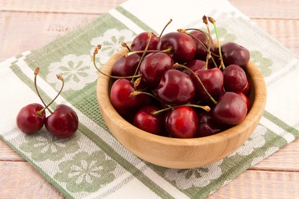 Cuenco con cerezas maduras — Foto de Stock