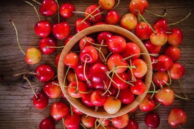 Rainier kiraz ahşap arka plan üzerine bir kase