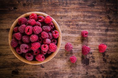 Organik ahududu ahşap arka plan üzerine bir kase