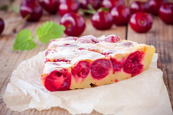 Slice of cherry pie on a wooden background — Stock Photo, Image