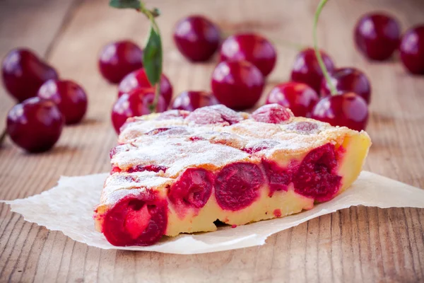 Ломтик вишневого пирога на деревянном фоне — стоковое фото